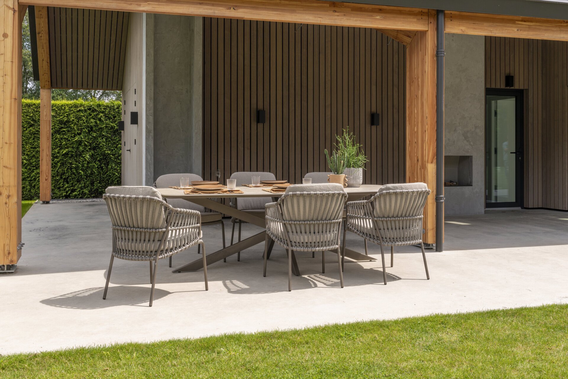 Capalbio dining set with Prado barrel table Terre and Ceramic top _ 03.jpg