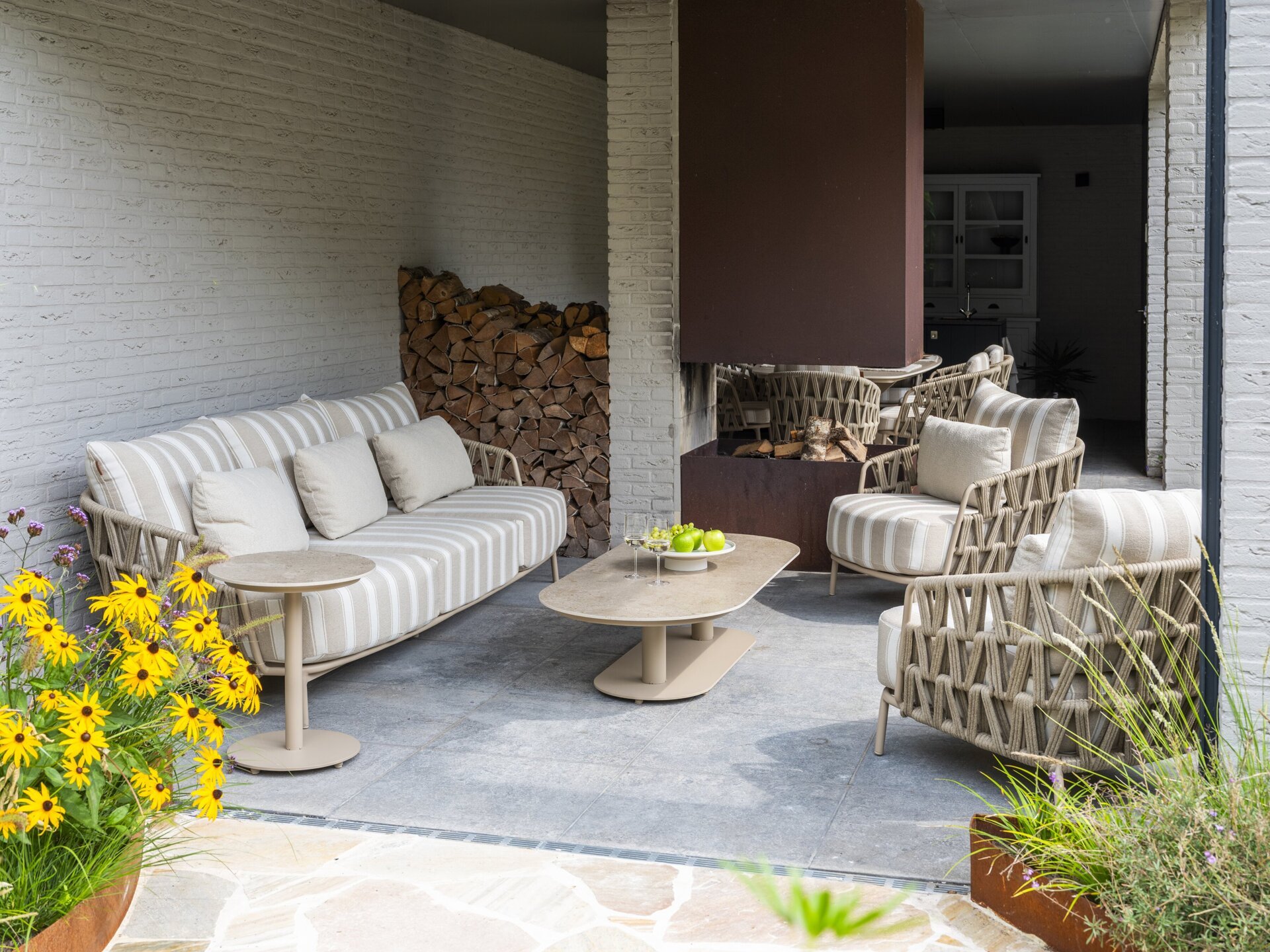 Beverly lounge set with Boaz tables 01.jpg