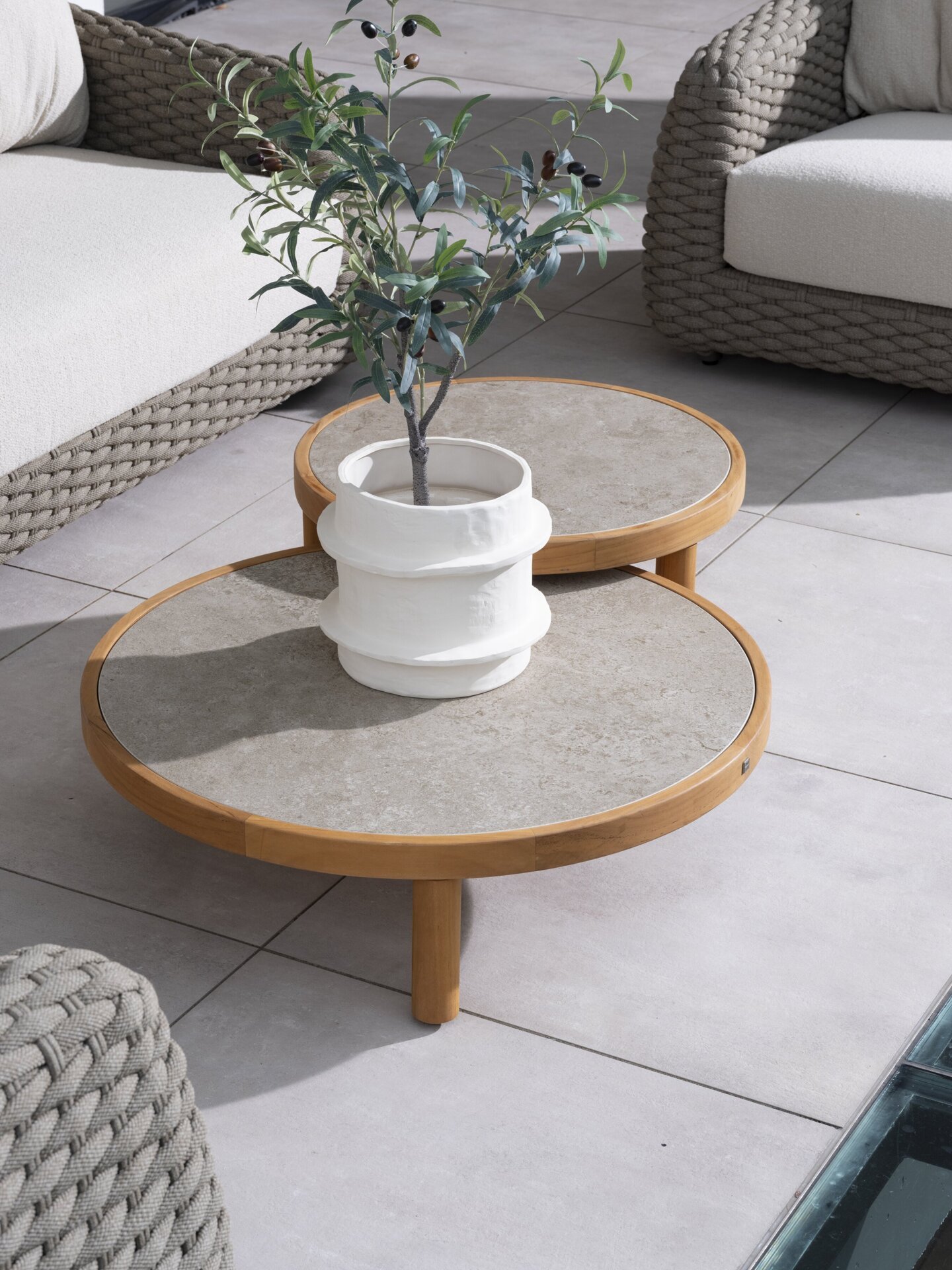 Maxime lounge set with Finn ceramic tables details 03.jpg