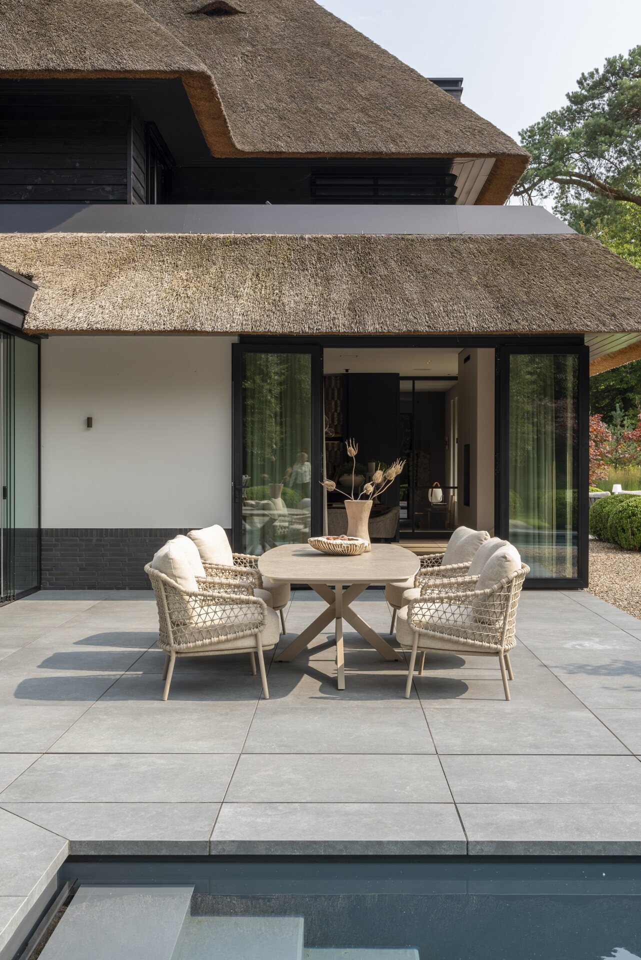 Sardinia low dining set with Nevada barrel table ceramic top 250x105cm outdoor 07.jpg