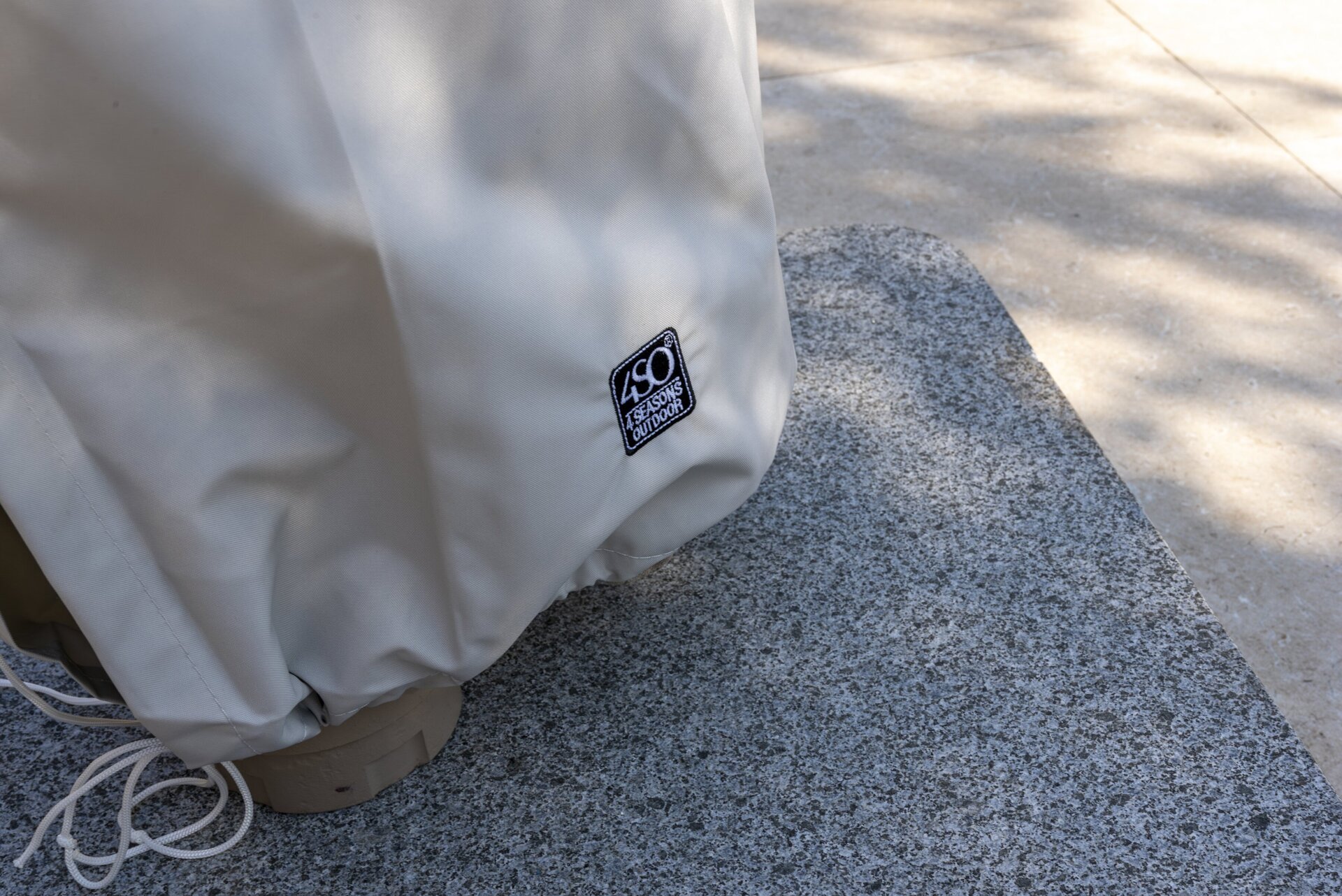 Parasol cover with stick and zipper outdoor detail 01.jpg