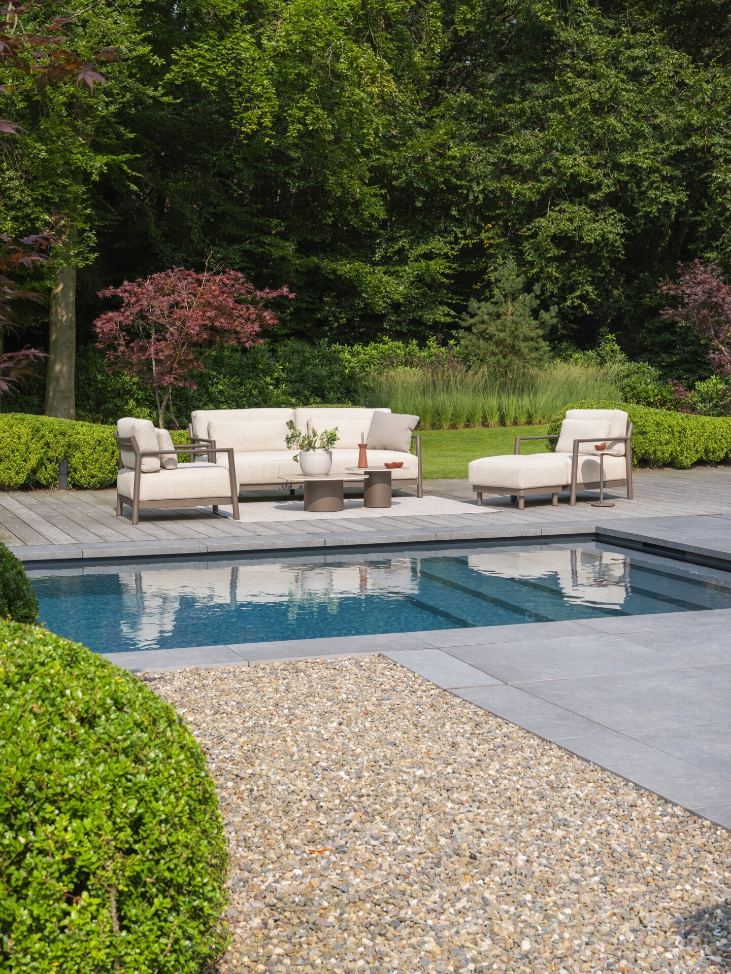 Capresi lounge set with footstool and Sofie tables on Rug 240x160cm Oyster outdoor 02