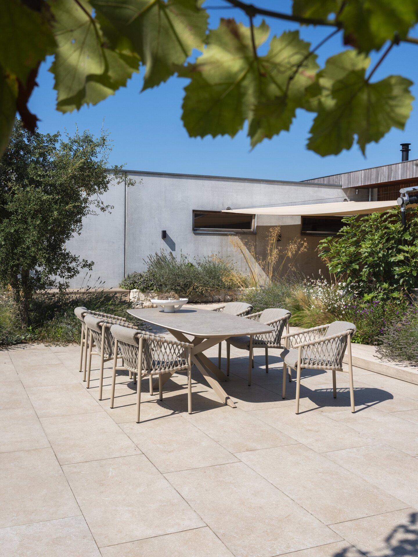 Allora dining set Latte with Prado barrel table ceramic outdoor 03.jpg