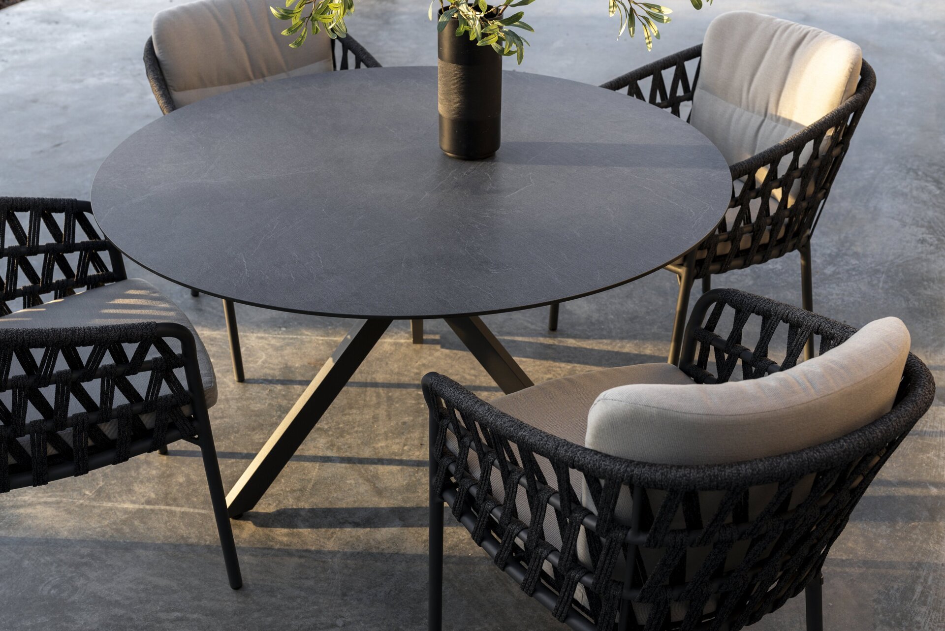 Albareto dining set with Locarno table 130cm detail 01.jpg