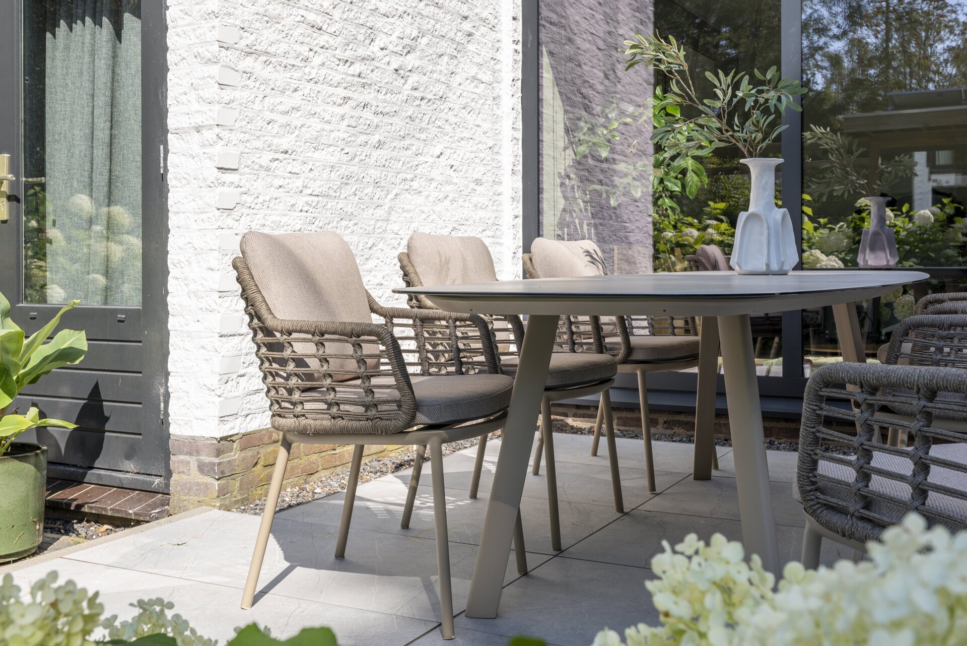 Puglia dining set with Manolo table latte detail 01.jpg