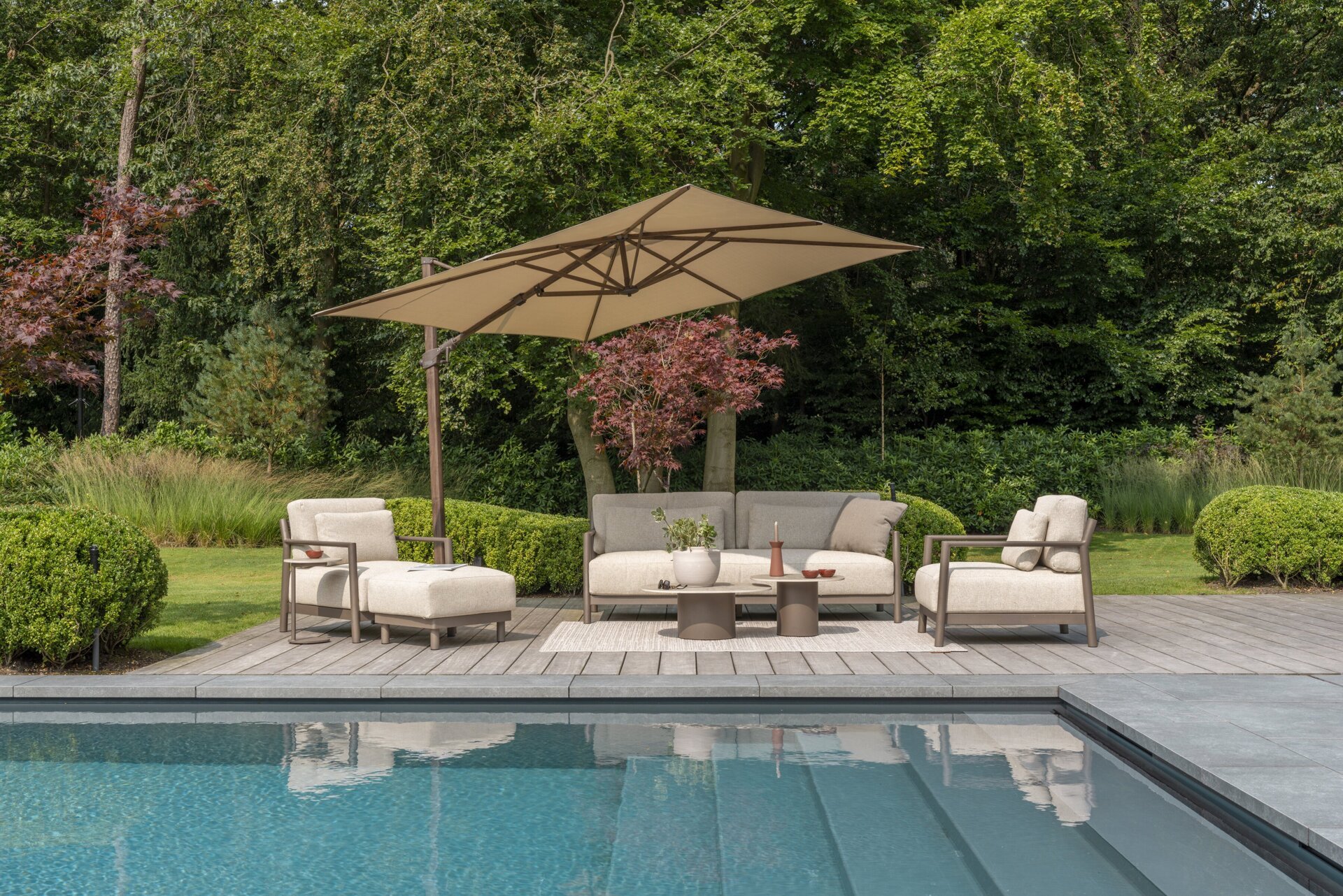 Capresi lounge set with footstool and Sofie tables on Rug 240x160cm Oyster and Siesta premium parasol Wenge frame outdoor 09