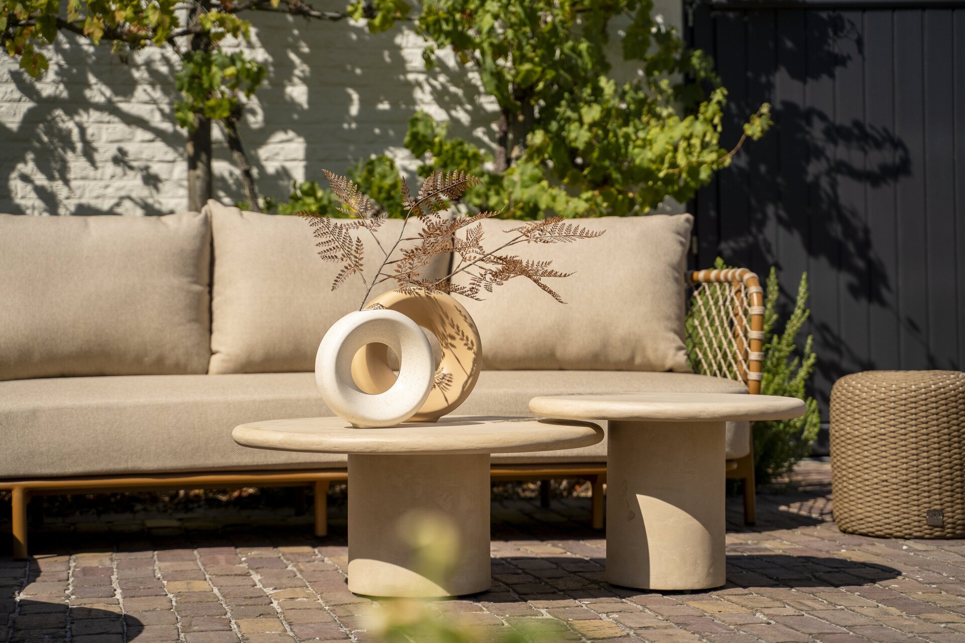 Martinique lounge set with Hampton tables - detail 03.jpg