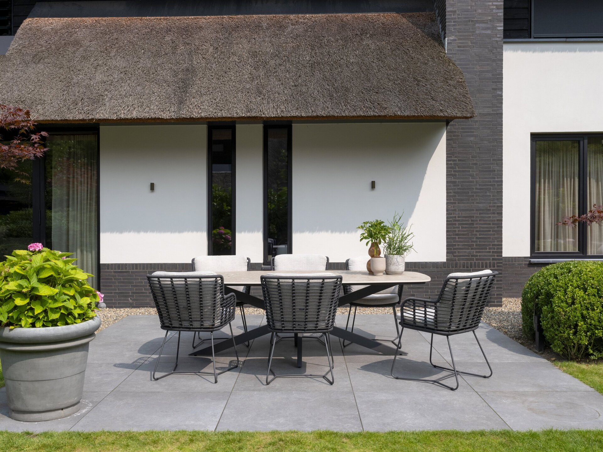 Fabrice dining set anthracite with Prado barrel table ceramic outdoor 01.jpg