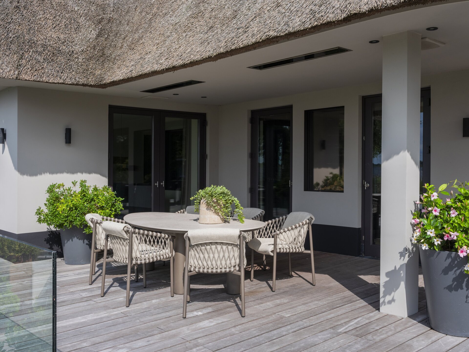 Allora dining set Terre with Arizona pebble shape table ceramic outdoor 01.jpg