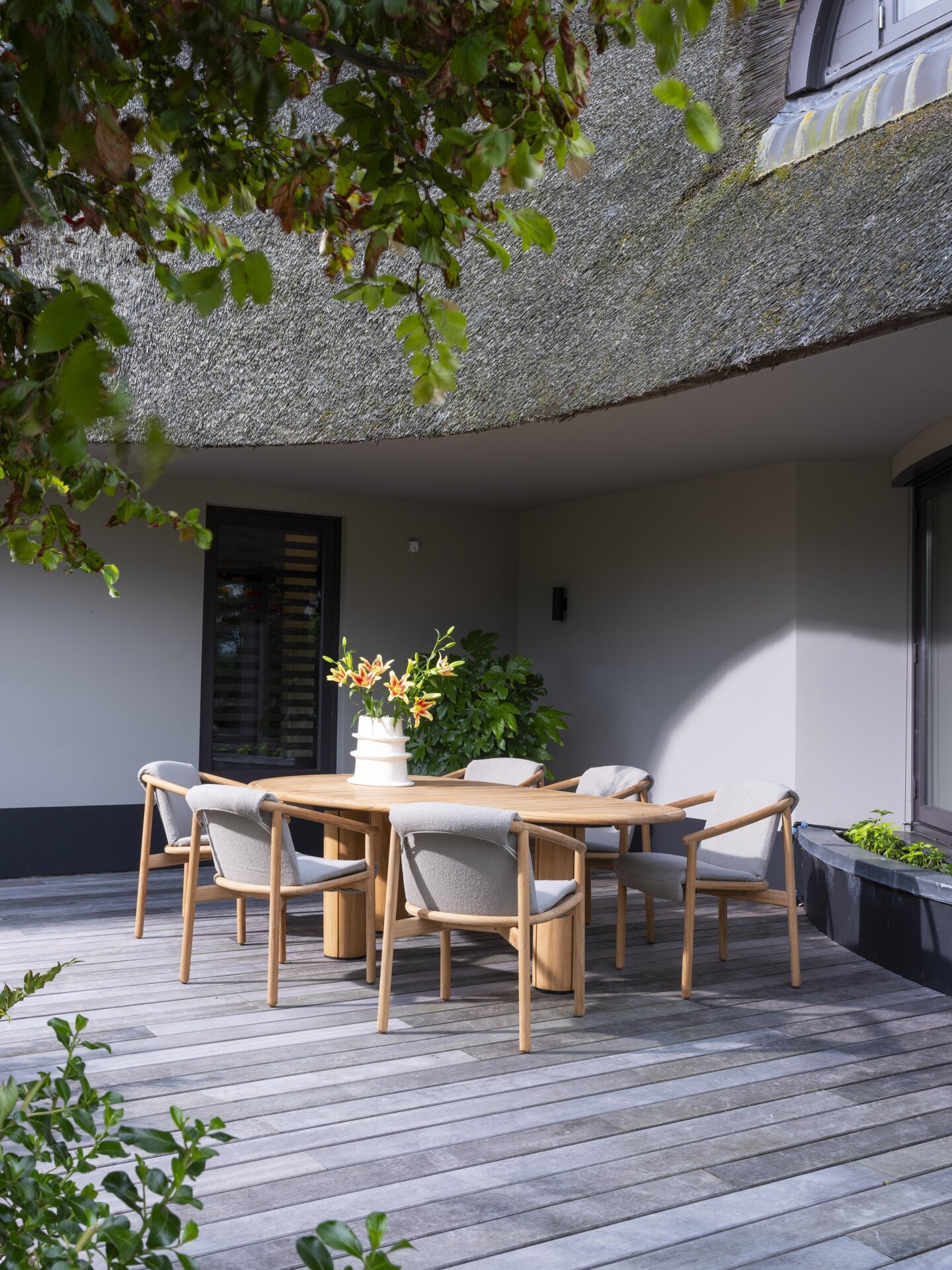 Tess dining set with Corsica pebble shape Teak table outdoor 02.jpg