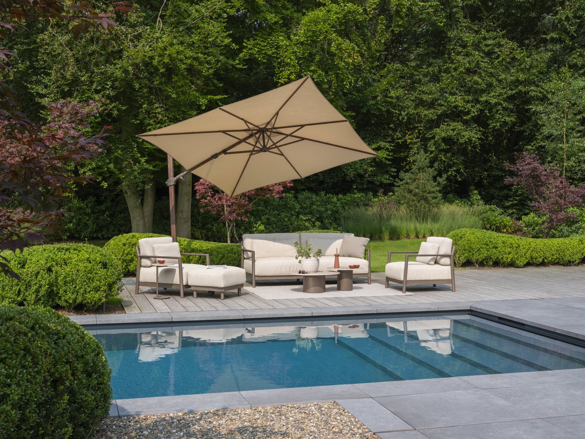 Capresi lounge set with footstool and Sofie tables on Rug 240x160cm Oyster and Siesta premium parasol Wenge frame outdoor 01