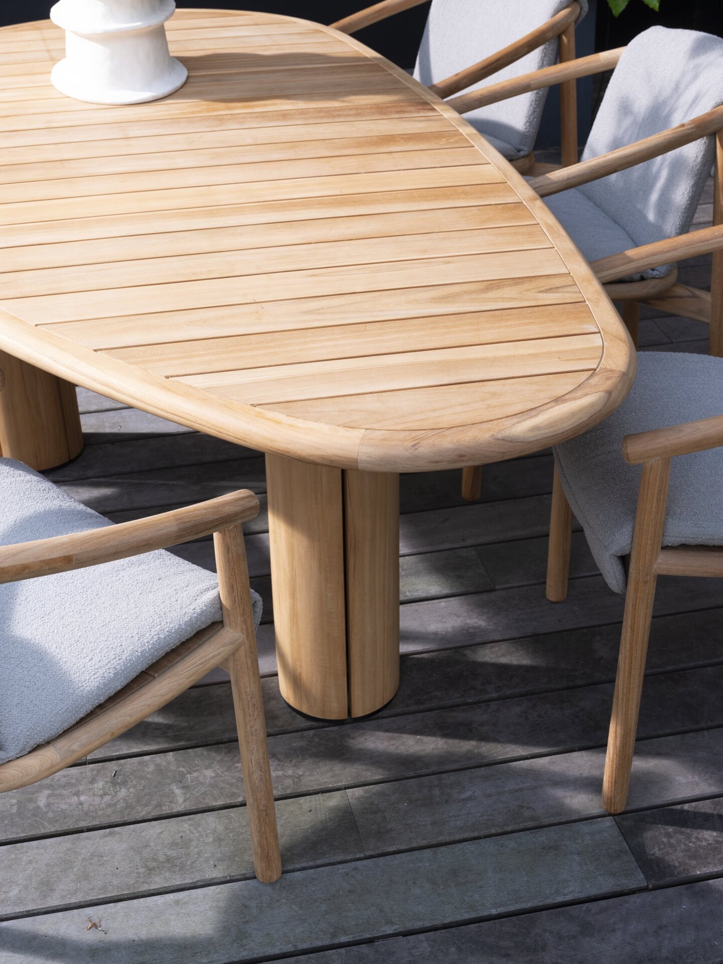Tess dining set with Corsica pebble shape Teak table detail 02.jpg