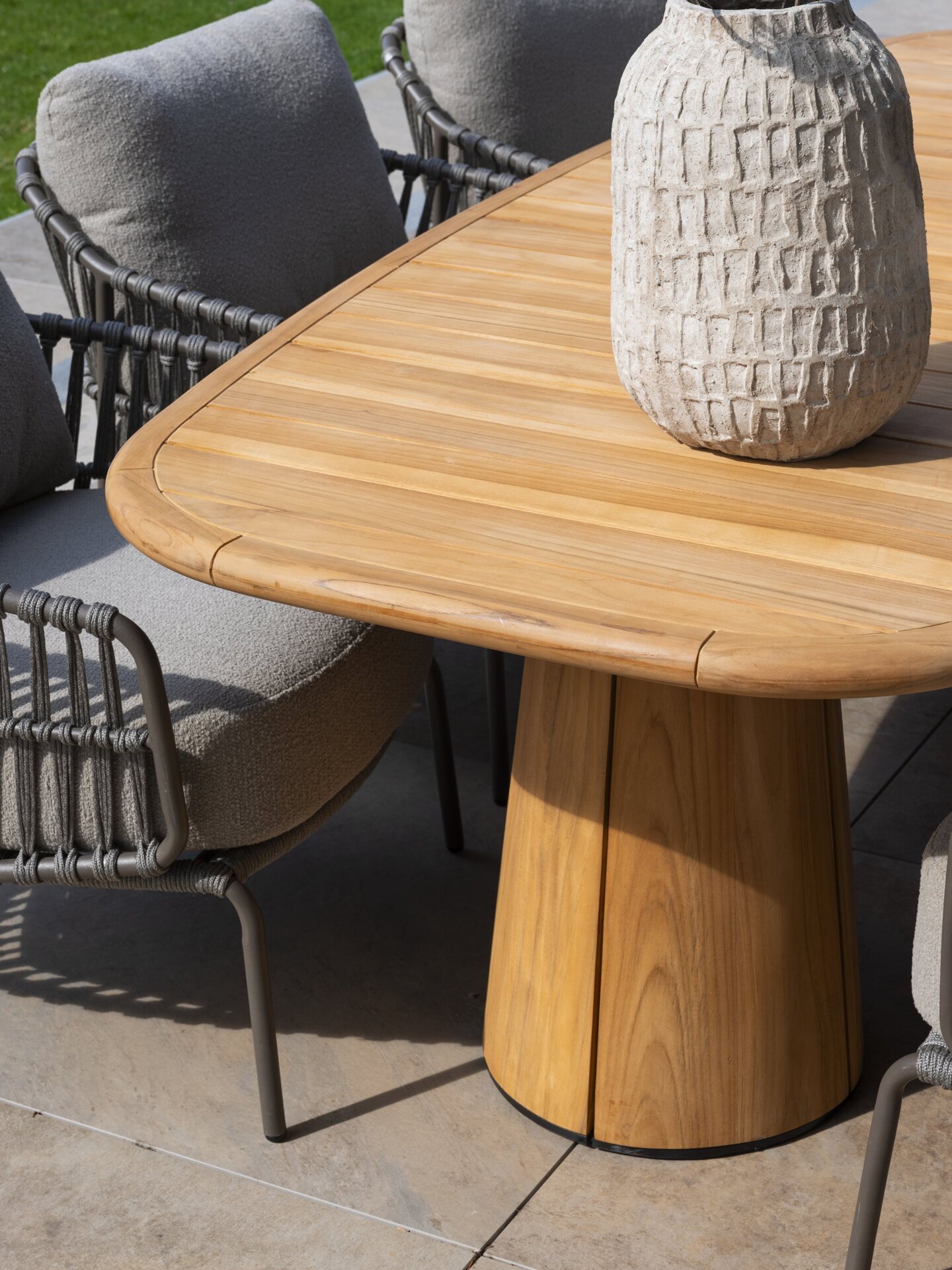 Capalbio low dining set with Capri barrel low dining table 240x100cm Teak detail 01.jpg