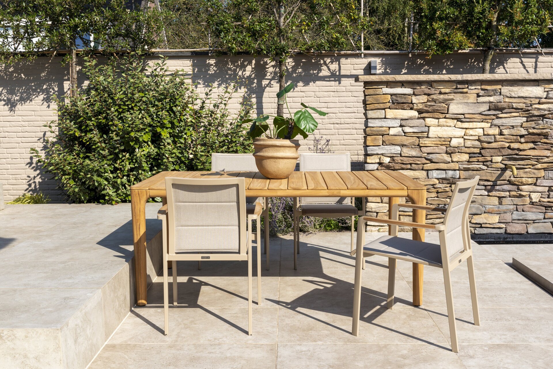 Cortina stackable dining set Latte with Liam table teak outdoor 05.jpg