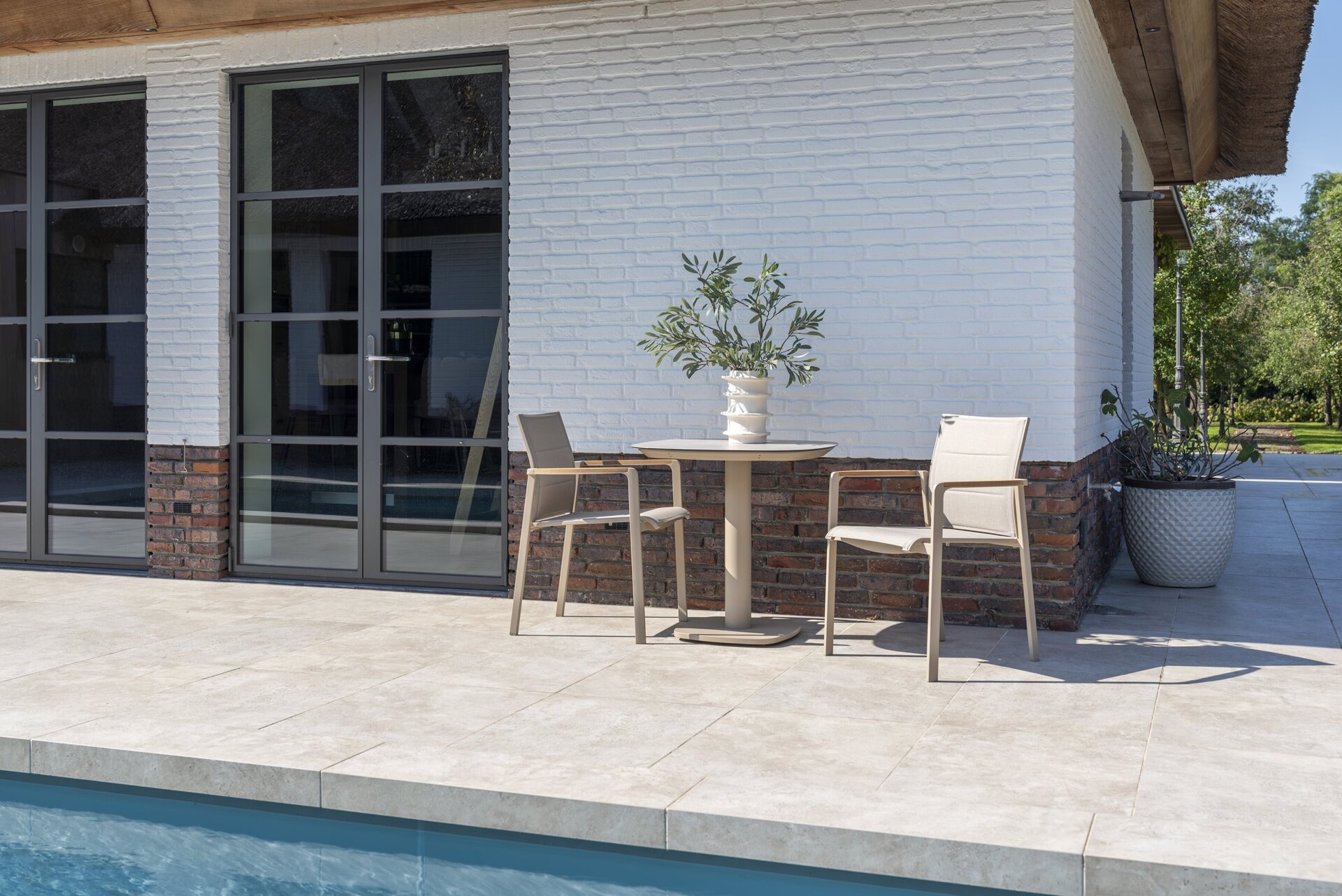 Cortina bistro dining set with Manolo table Latte outdoor 03.jpg