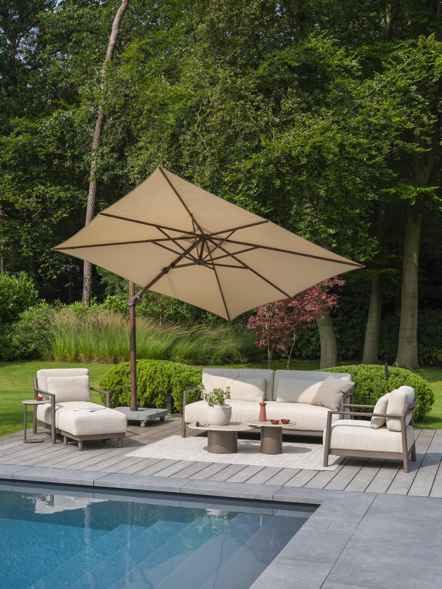 Capresi lounge set with footstool and Sofie tables on Rug 240x160cm Oyster and Siesta premium parasol Wenge frame outdoor 05