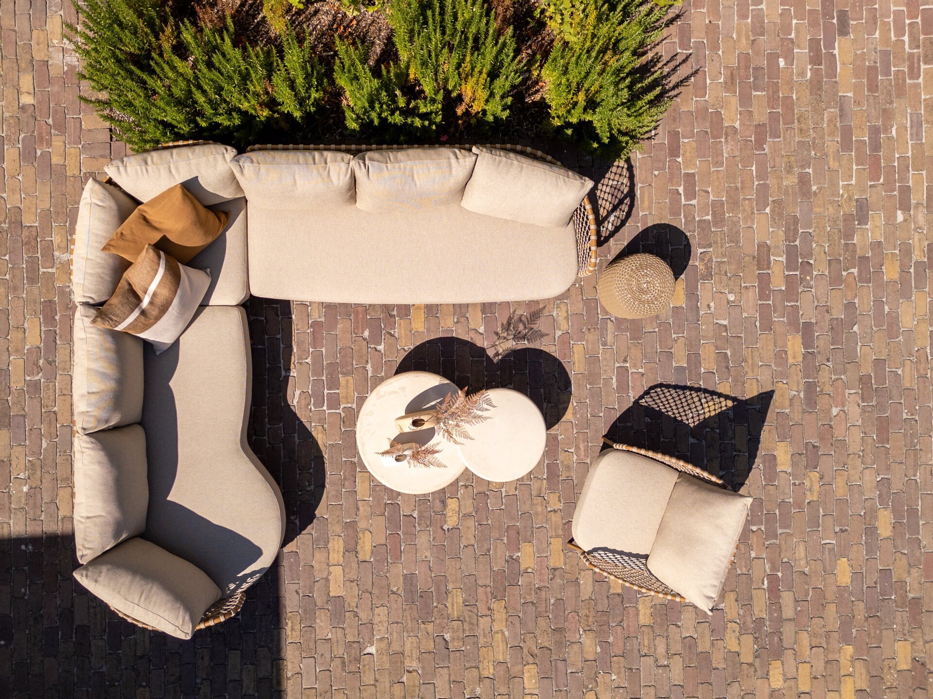 Martinique lounge set with Hampton tables 05 drone