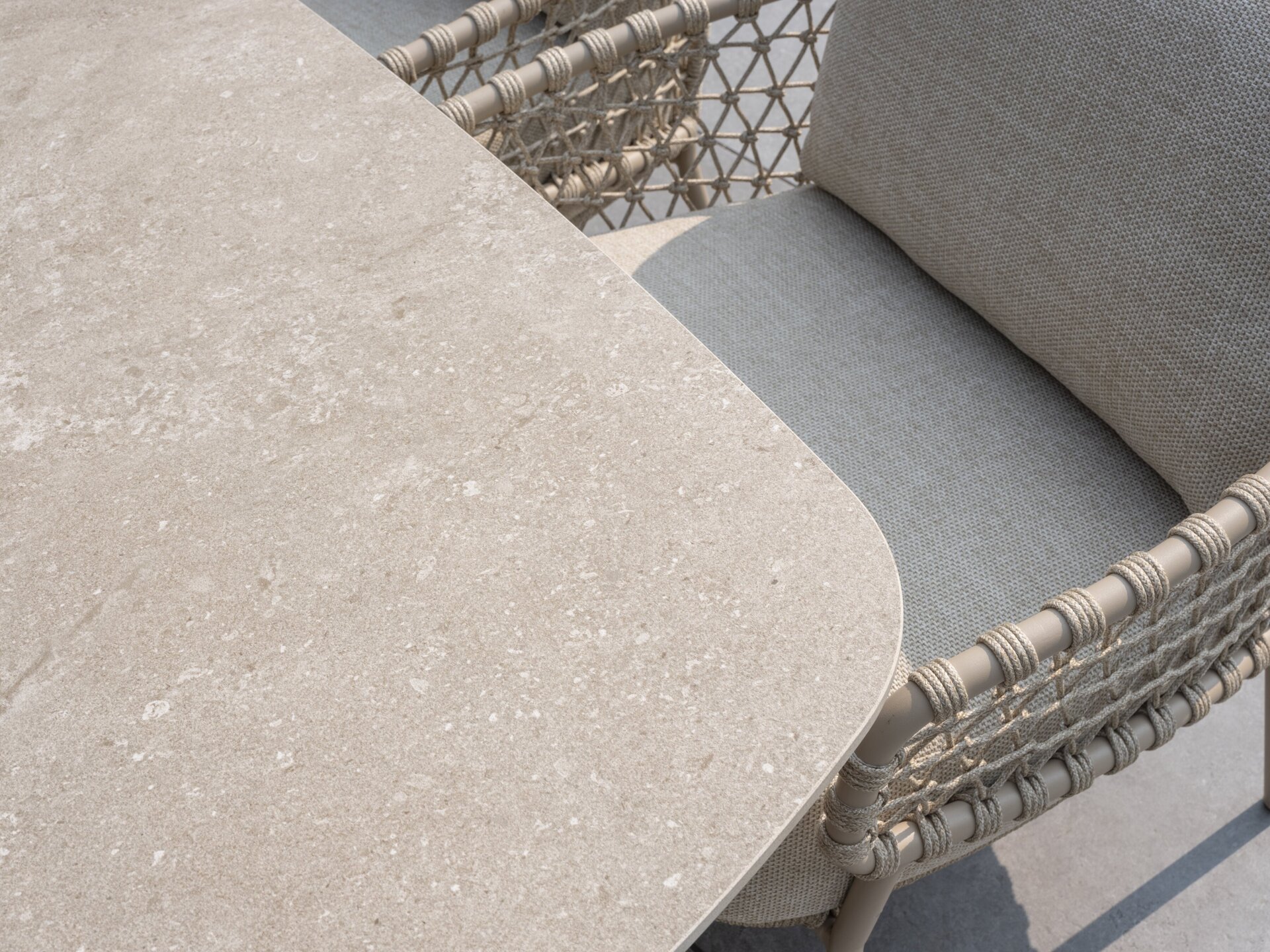 Sardinia low dining set with Nevada barrel table ceramic top 250x105cm detail 03.jpg