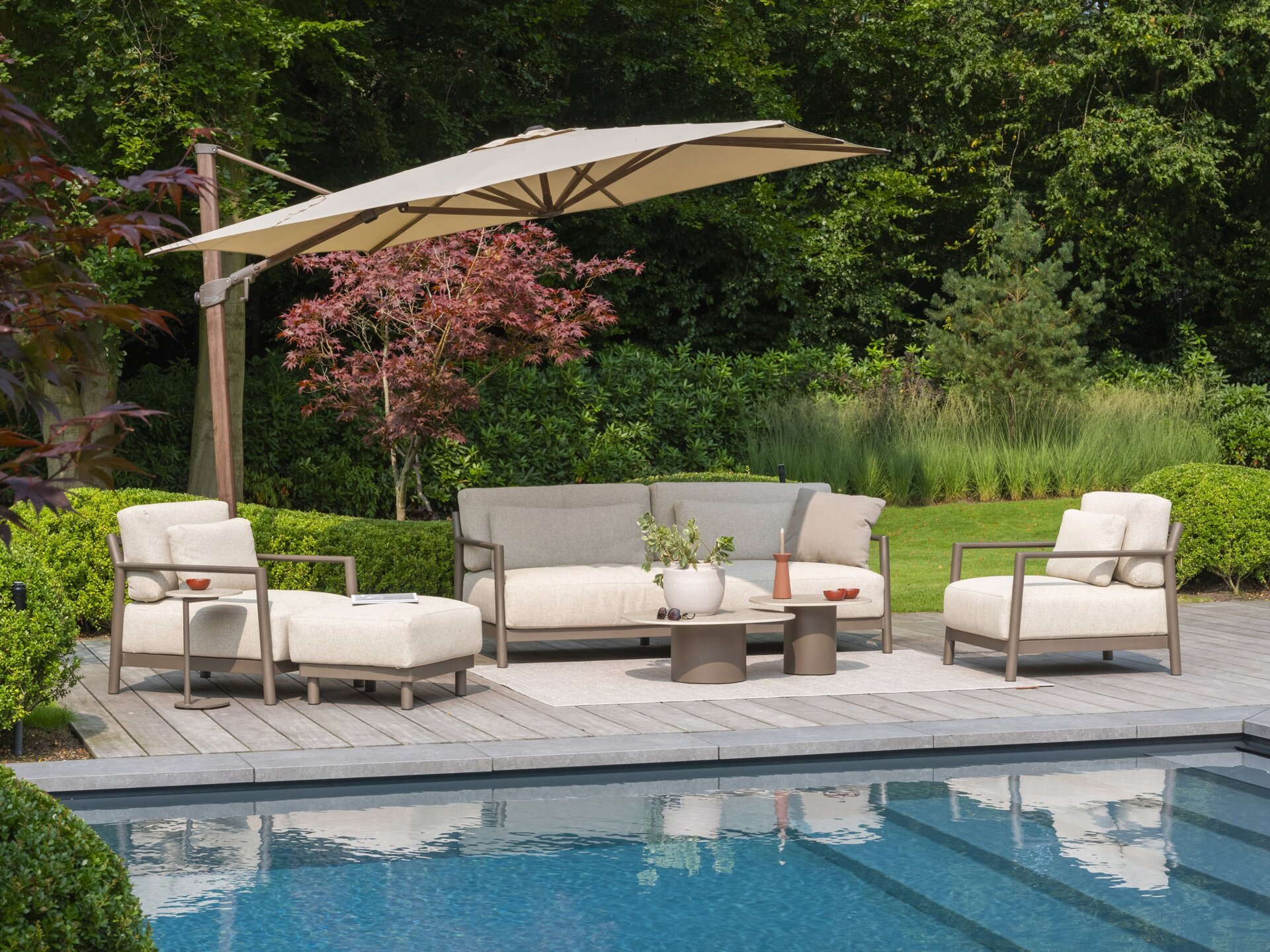 Capresi lounge set with footstool and Sofie tables on Rug 240x160cm Oyster and Siesta premium parasol Wenge frame outdoor 10.jpg