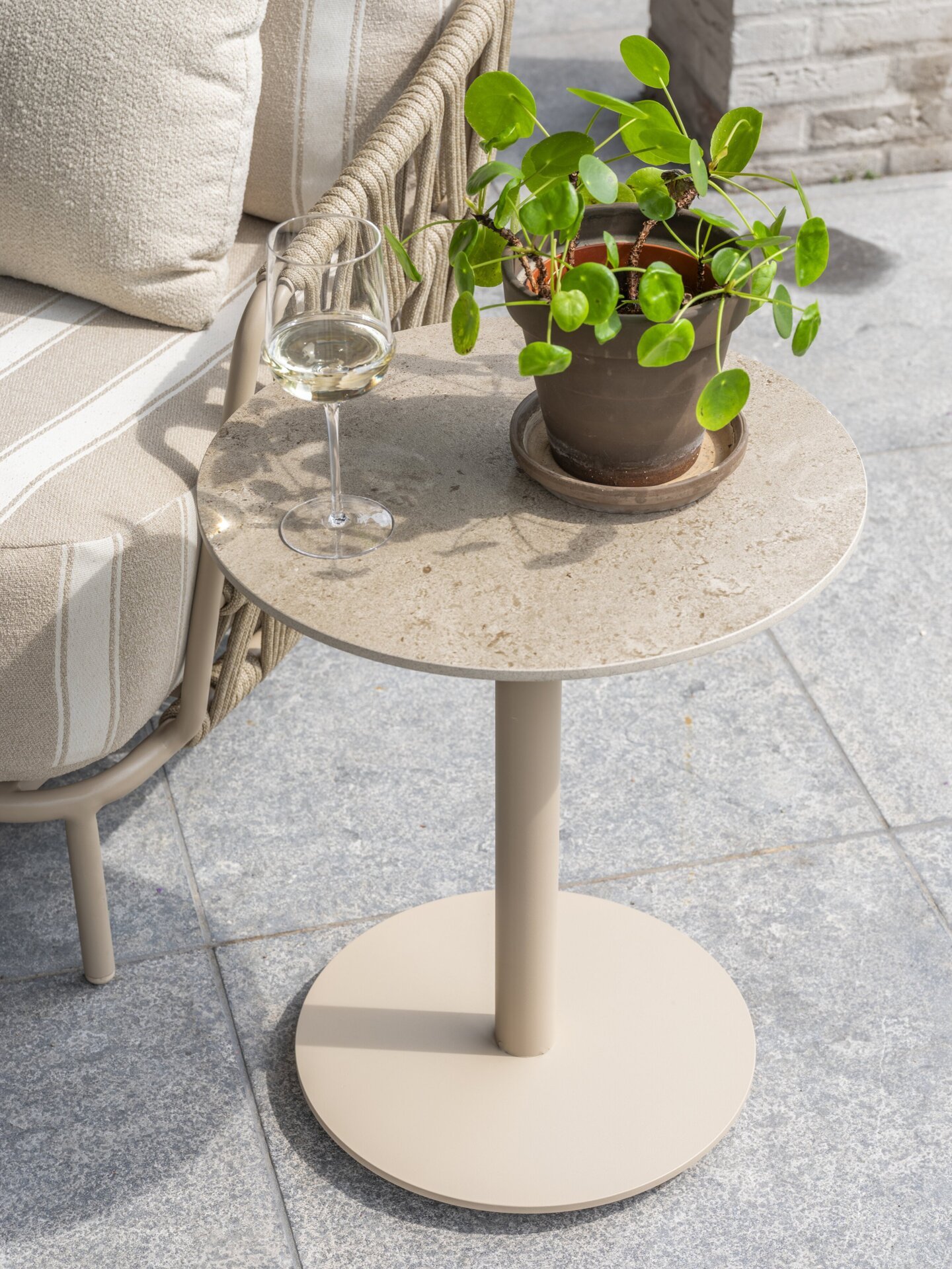 Beverly lounge set with Boaz tables detail 02.jpg