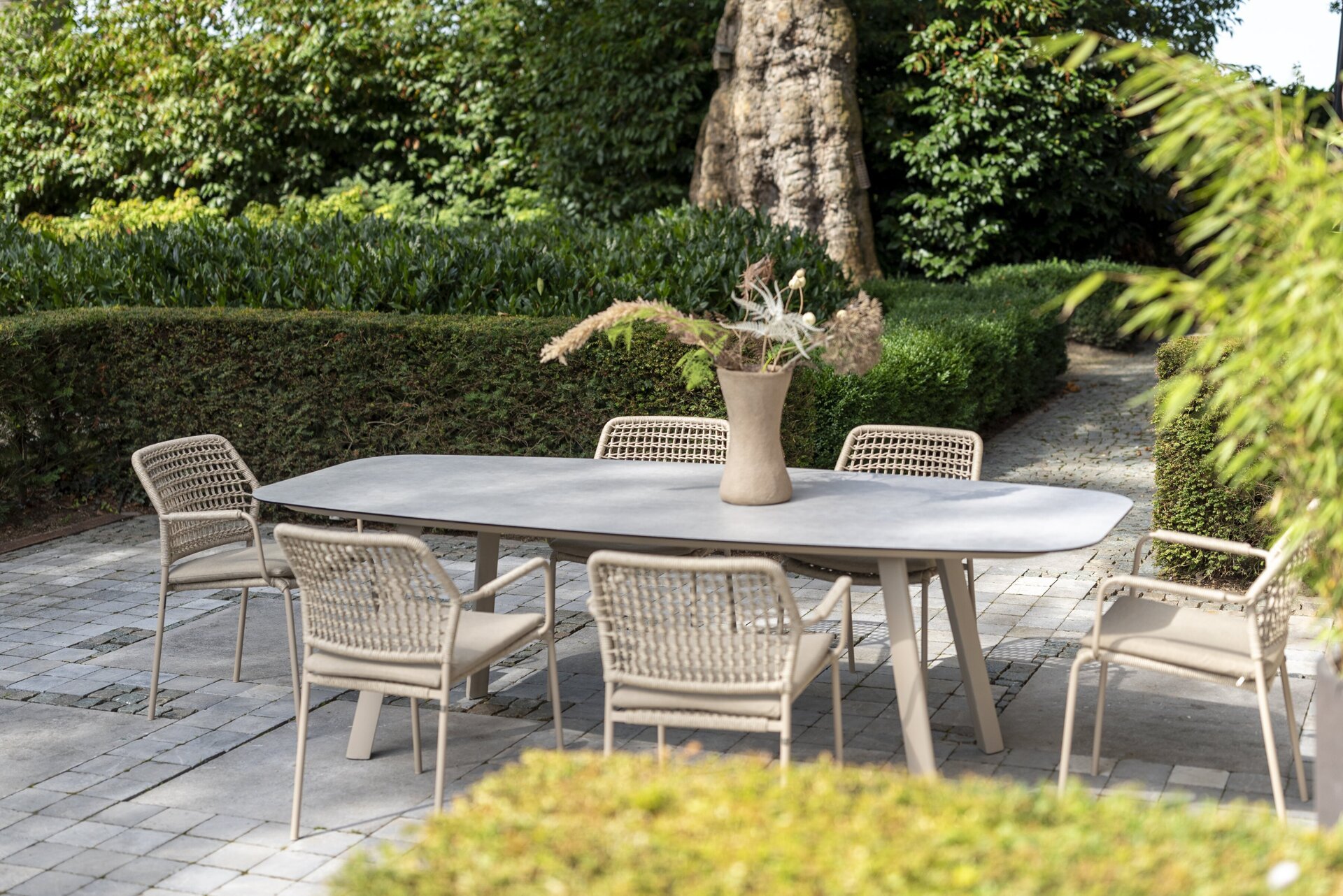 Barista dining chair Latte and Manolo table detail _ 03.jpg