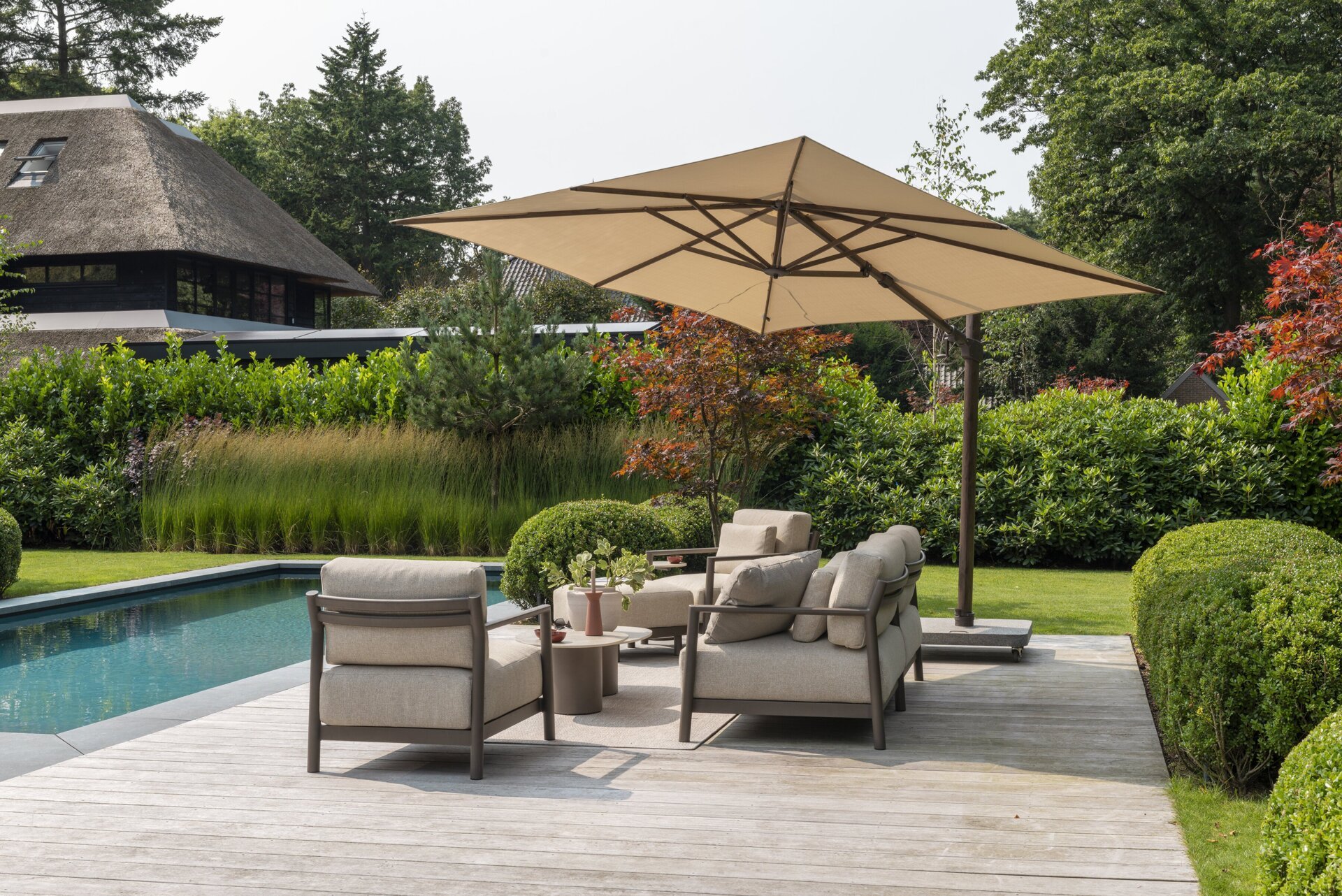 Capresi lounge set with footstool and Sofie tables on Rug 240x160cm Oyster and Siesta premium parasol Wenge frame outdoor 07