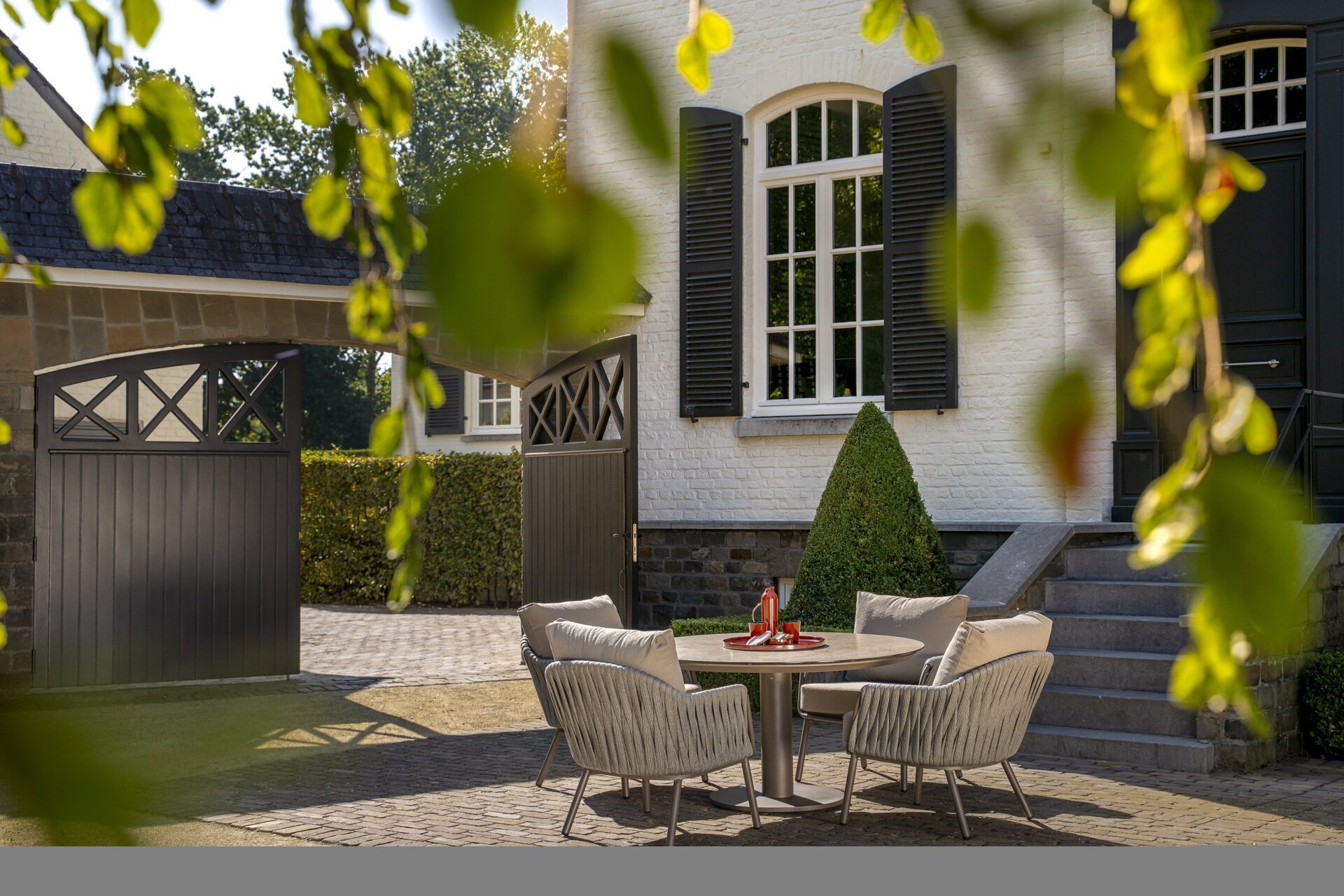 Cannes low dining set with Sarah table 01.jpg