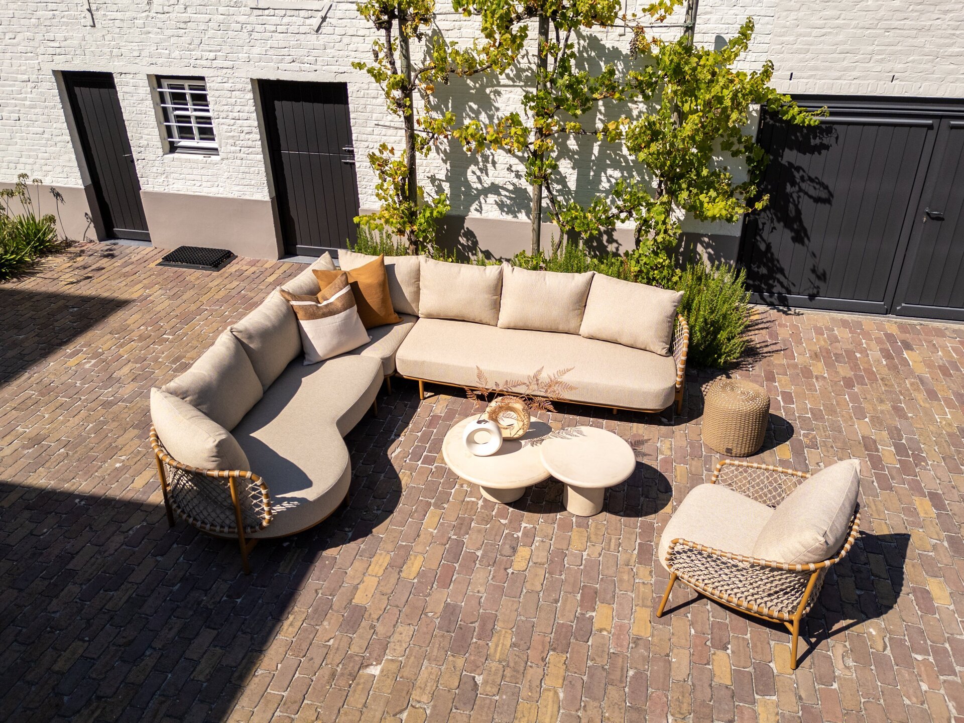 Martinique lounge set with Hampton tables 06 drone