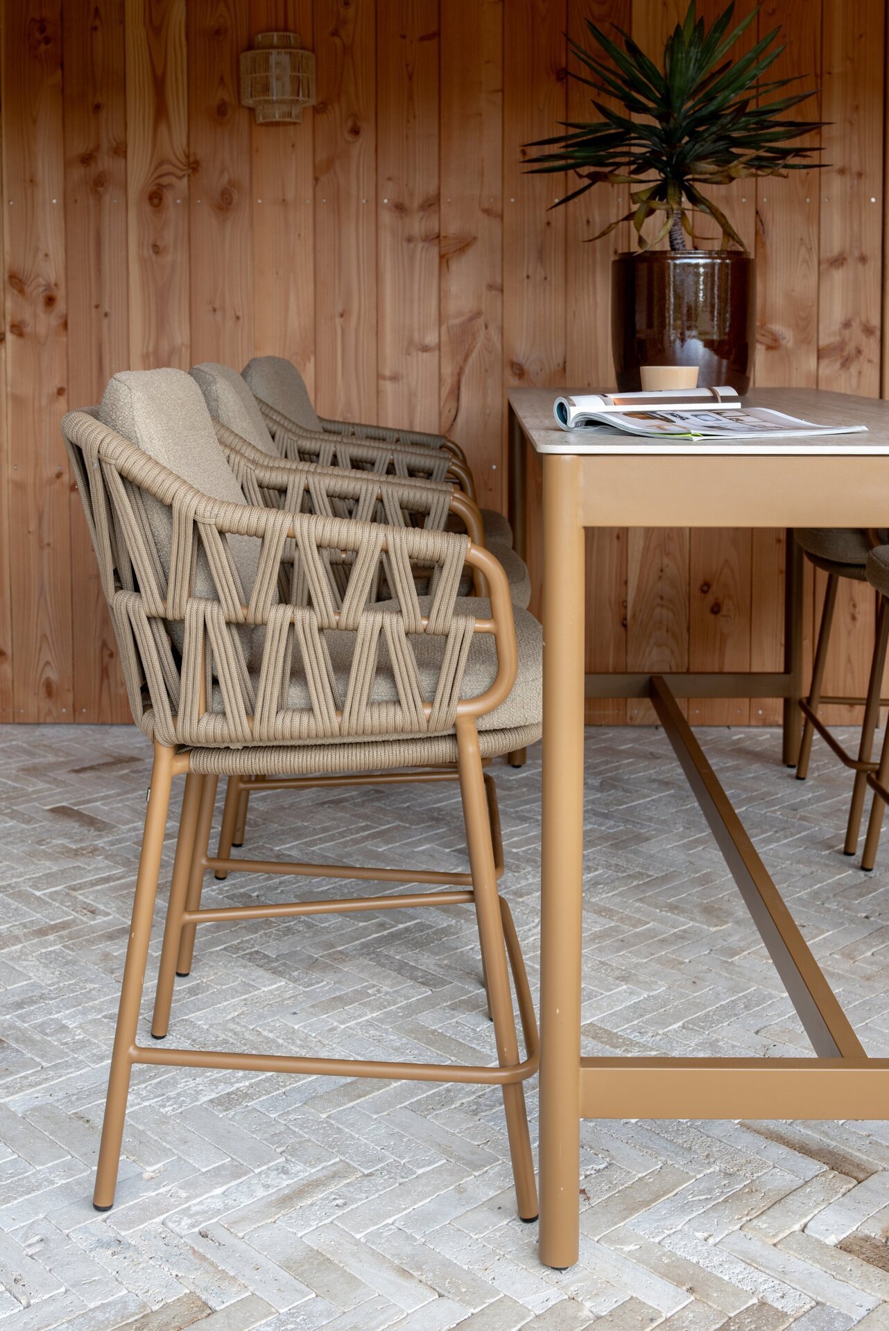 Biarritz high dining set with Soho table - detail 06.jpg