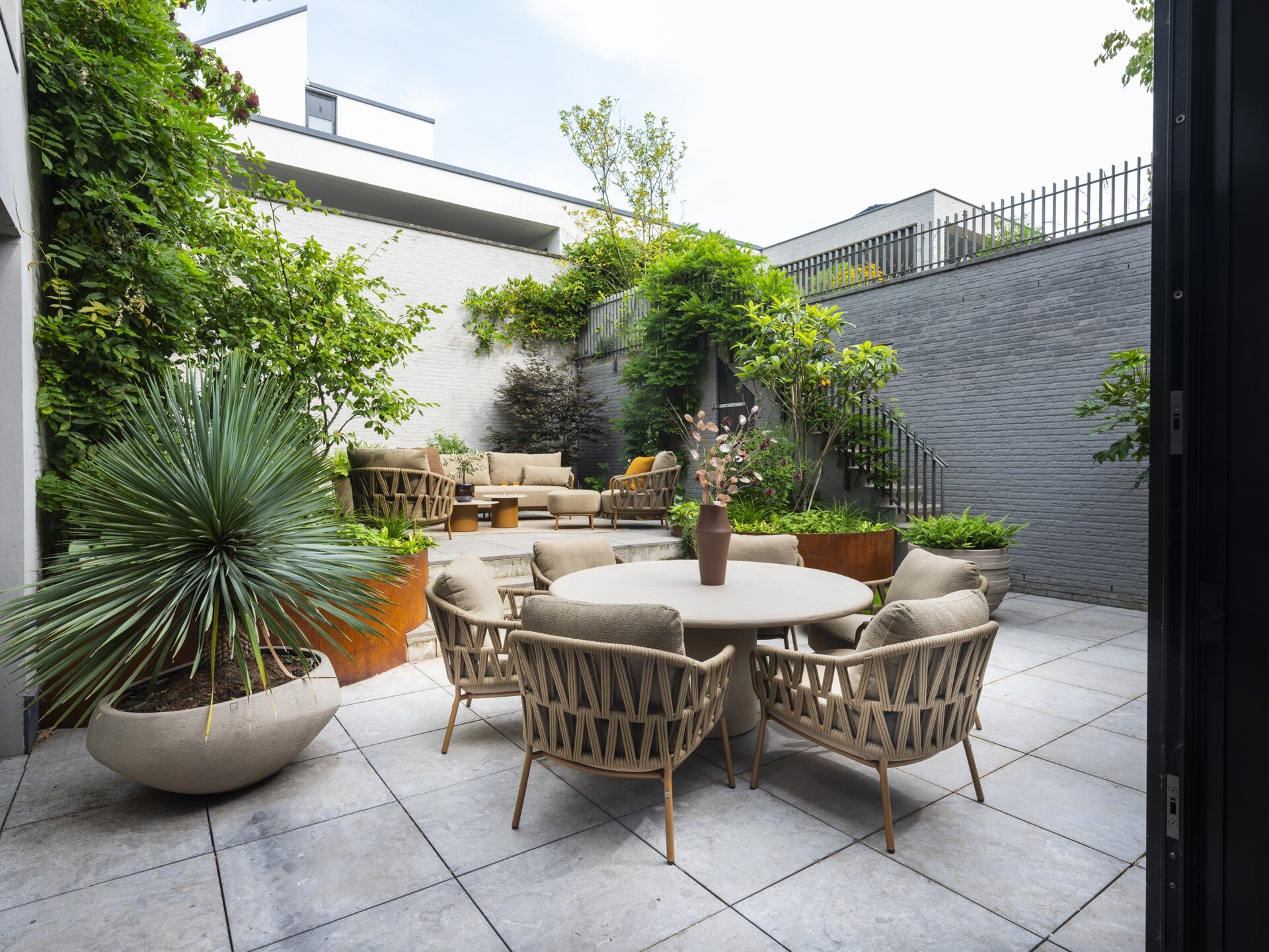 Biarritz low dining set with Hampton table 05.jpg