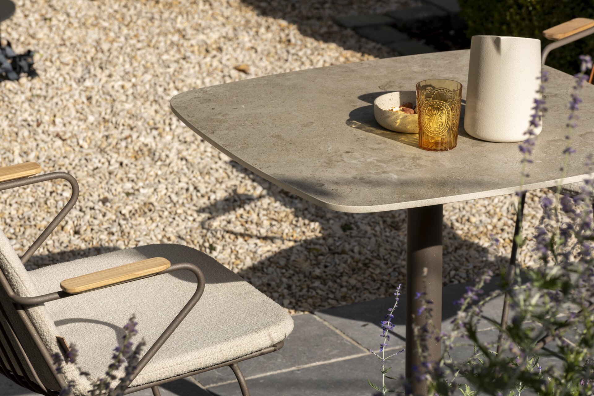 Veneto bistro dining set Terre with Vermont table detail 04.jpg