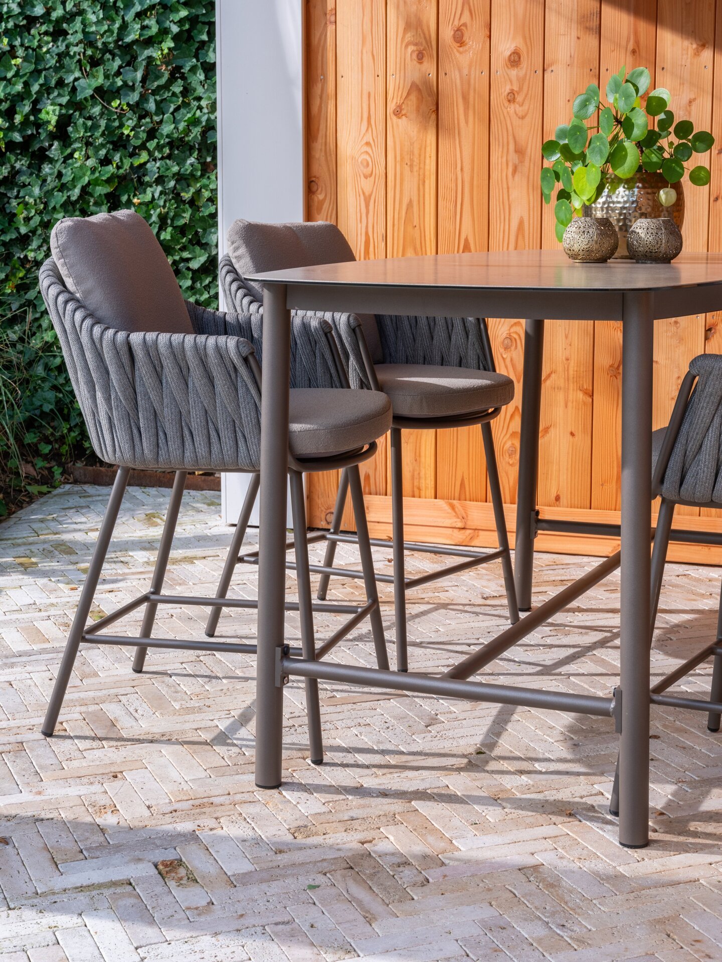 Cannes high dining with Manolo table - detail 04.jpg